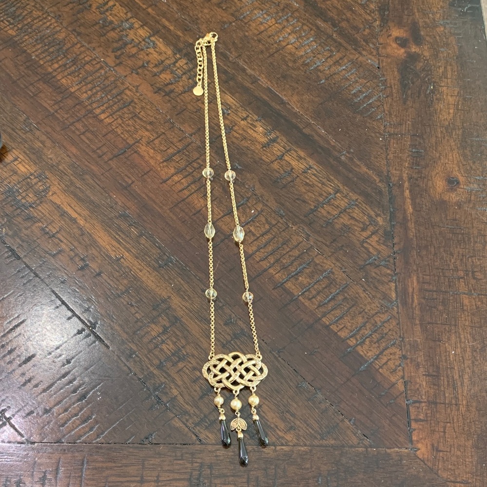 Elegant Gold and Black Pendant Necklace